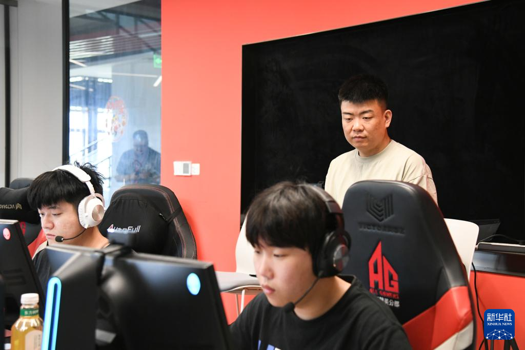 新华全媒+·新职业故事im电竞｜电子竞技员：当“打游戏”成为一份职业(图2)