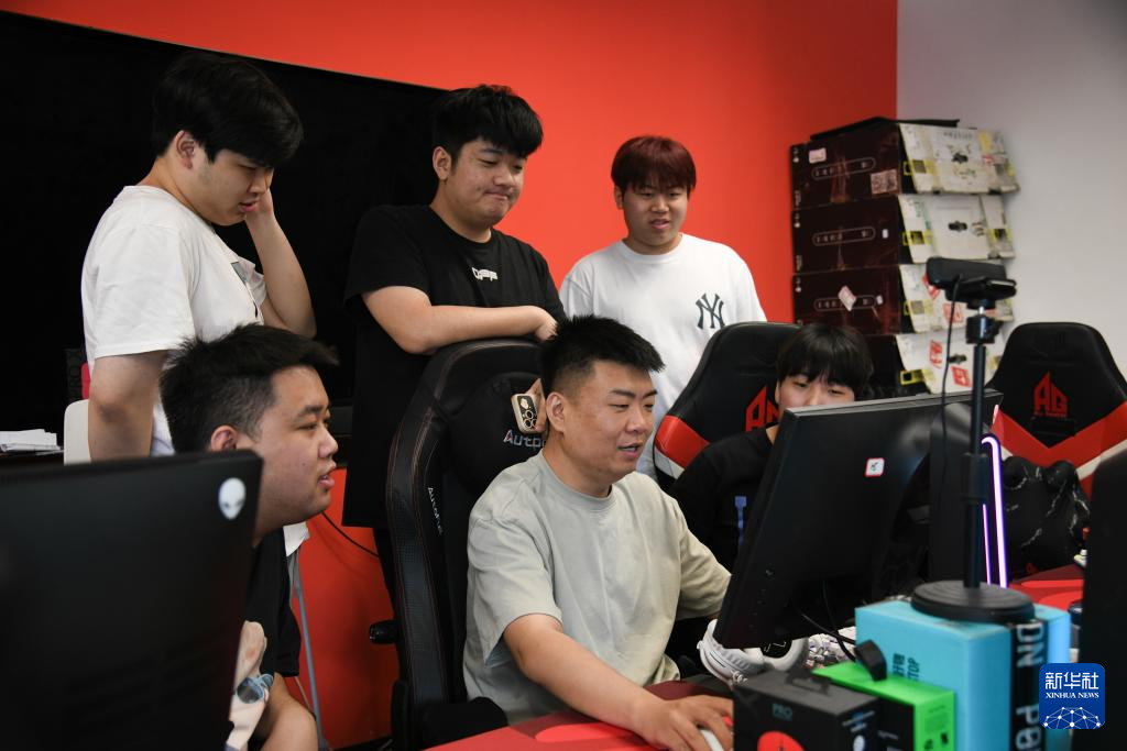 新华全媒+·新职业故事im电竞｜电子竞技员：当“打游戏”成为一份职业(图4)