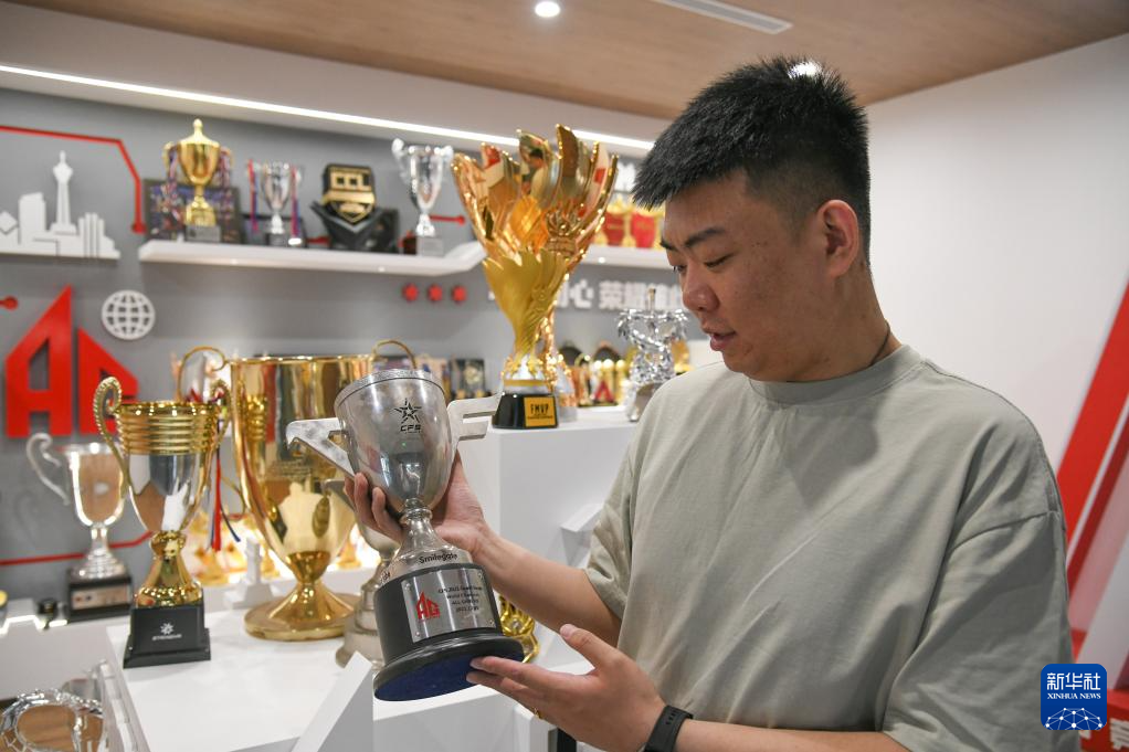 新华全媒+·新职业故事im电竞｜电子竞技员：当“打游戏”成为一份职业(图6)