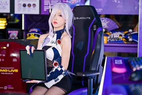 im电竞ChinaJoy2024逐夜展台闪耀登场联名电竞椅惊艳亮相(图4)