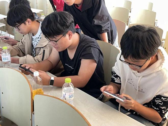 峡谷战火点燃！直击2024烟im电竞网站台高新区大学生电子竞技大赛校内赛第一站(图2)