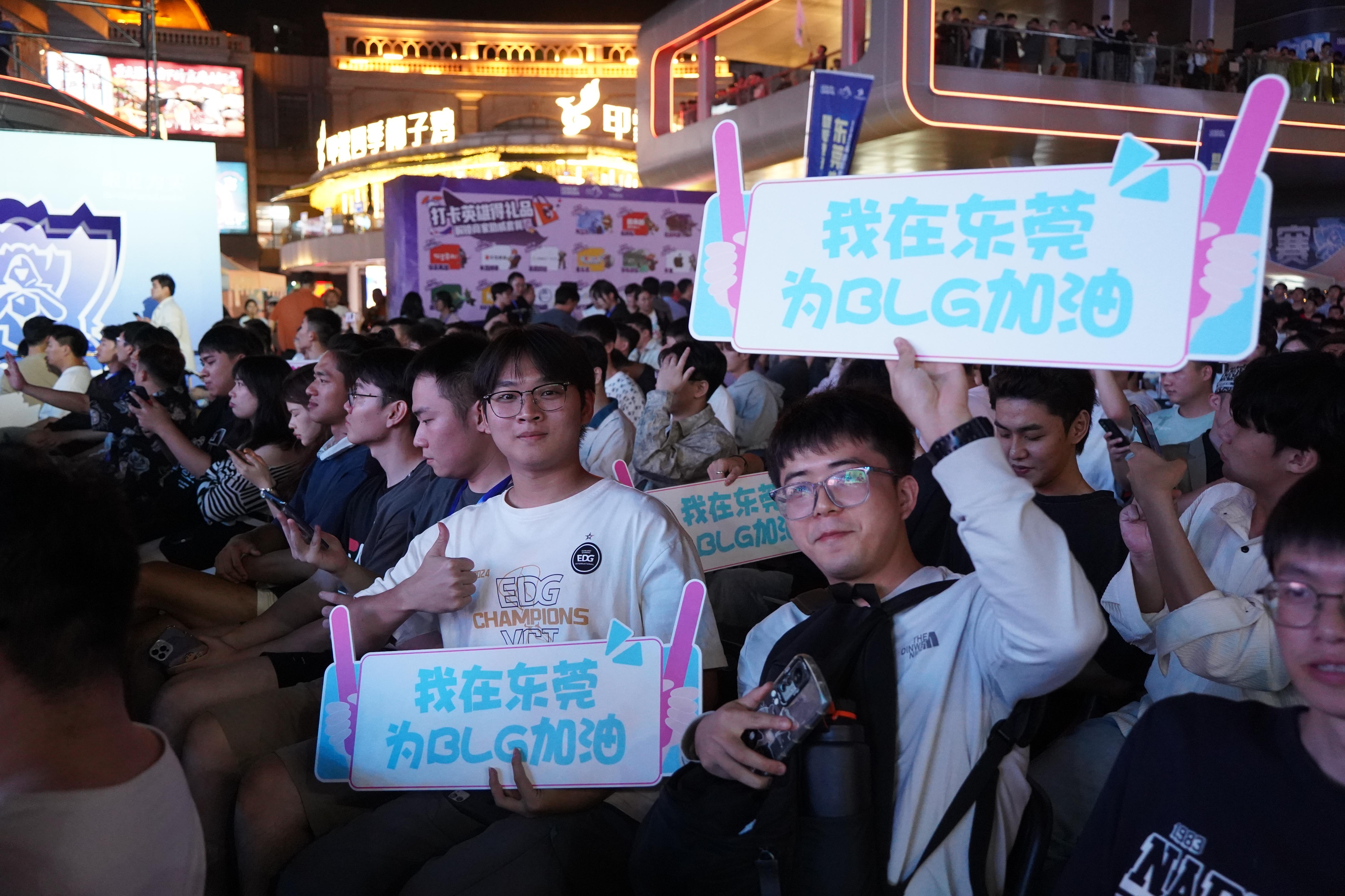 数千观众齐聚东莞华南MALLim电竞网址共同见证2024英雄联盟全球总决赛巅峰对决(图4)