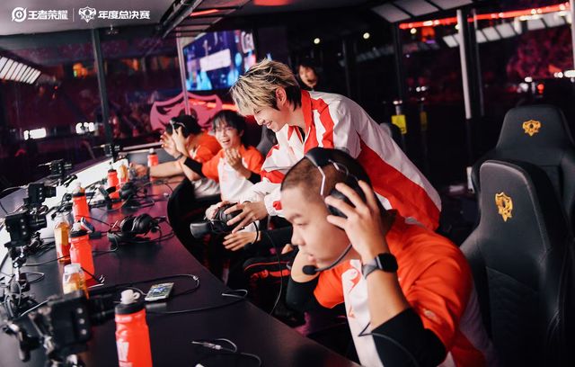成都AG超玩会成功蝉联202im电竞网站5KPL年度总决赛冠军(图3)