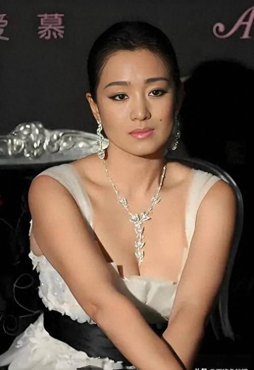 im电竞巩俐：墨绿丝绒裙稳站C位手握双奢代言这才是顶流天花板(图1)