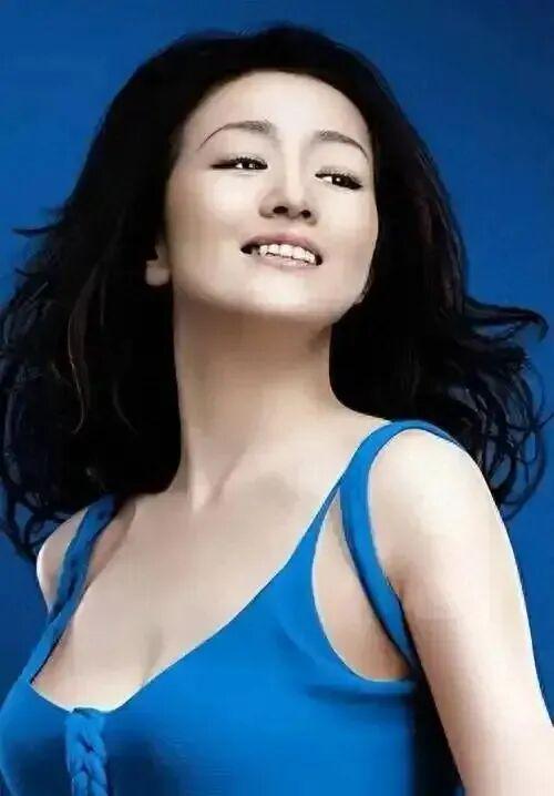 im电竞巩俐：墨绿丝绒裙稳站C位手握双奢代言这才是顶流天花板(图3)