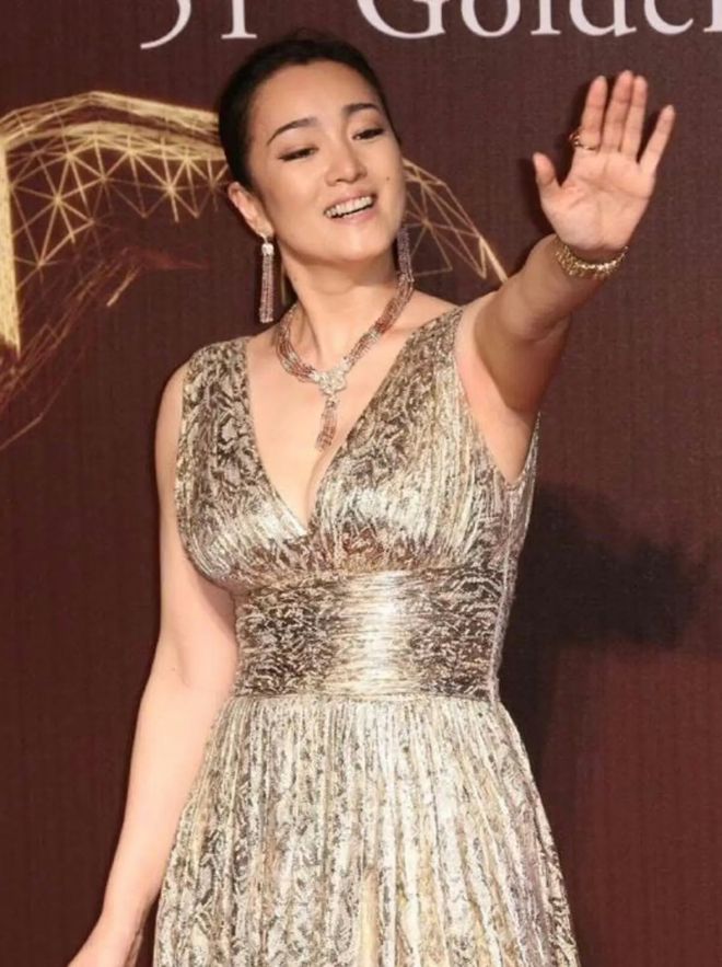 im电竞巩俐：墨绿丝绒裙稳站C位手握双奢代言这才是顶流天花板(图2)