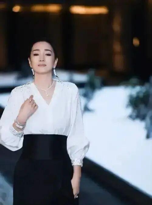 im电竞巩俐：墨绿丝绒裙稳站C位手握双奢代言这才是顶流天花板(图5)