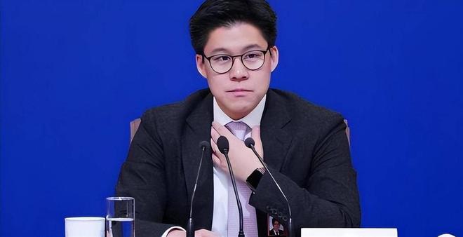 im电竞网站赌王之子何猷君带娃看球照曝光让梁安琪没想到他活成了霍启刚(图7)