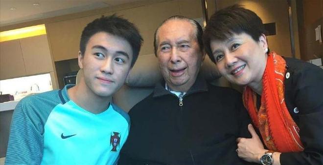 im电竞网站赌王之子何猷君带娃看球照曝光让梁安琪没想到他活成了霍启刚(图2)