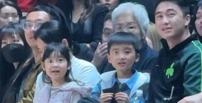 im电竞网站赌王之子何猷君带娃看球照曝光让梁安琪没想到他活成了霍启刚(图4)
