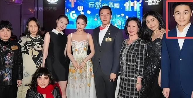 im电竞网站赌王之子何猷君带娃看球照曝光让梁安琪没想到他活成了霍启刚(图3)