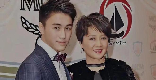 im电竞网站赌王之子何猷君带娃看球照曝光让梁安琪没想到他活成了霍启刚(图6)