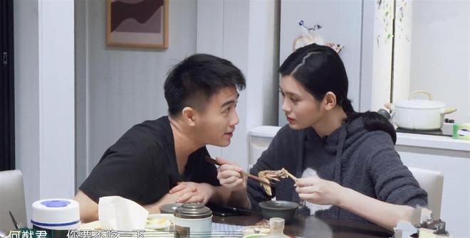 im电竞网站赌王之子何猷君带娃看球照曝光让梁安琪没想到他活成了霍启刚(图5)