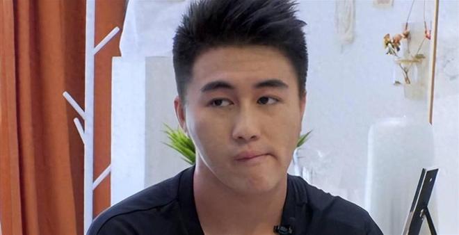 im电竞网站赌王之子何猷君带娃看球照曝光让梁安琪没想到他活成了霍启刚(图9)